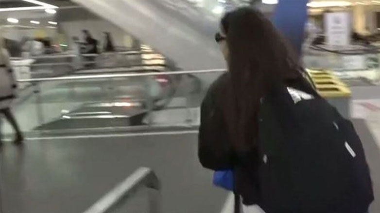 Μαρίνα Σάττι: Στο αεροδρόμιο λίγες ημέρες μετά τον θάνατο του πατέρα της