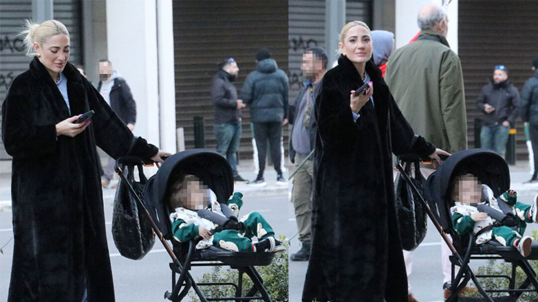 Ιωάννα Τούνη: Η βόλτα με τον γιο της, Πάρη στο κέντρο της Αθήνας