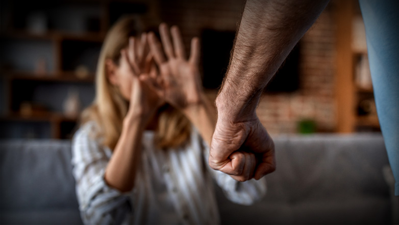 Πήδηξε από το παράθυρο για να γλιτώσει από τον άντρα της