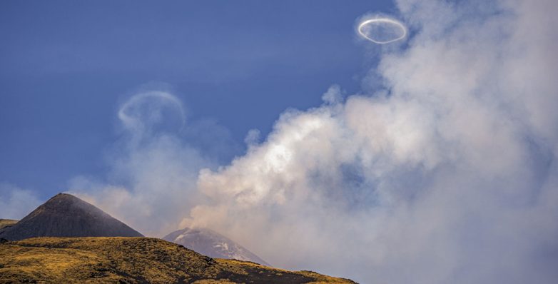 H Αίτνα «ξεφυσά» δαχτυλίδια καπνού