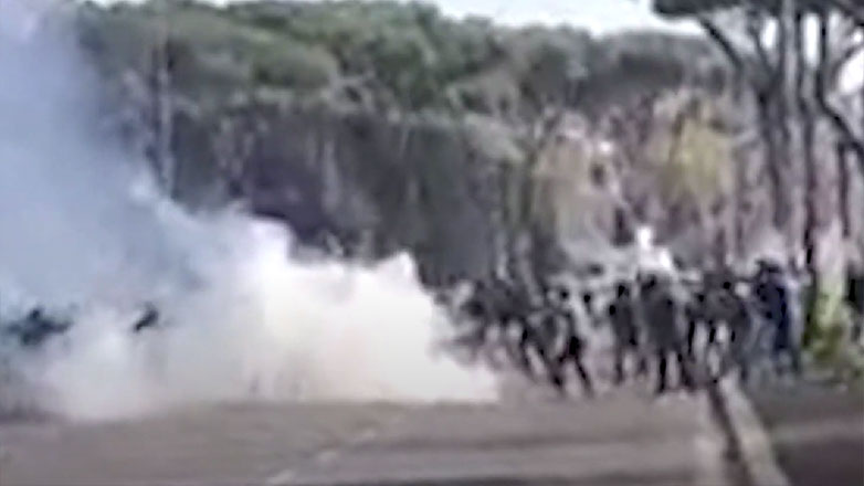 Ιταλία: Άγριες συμπλοκές οπαδών πριν το Ρόμα – Λάτσιο – Δείτε βίντεο