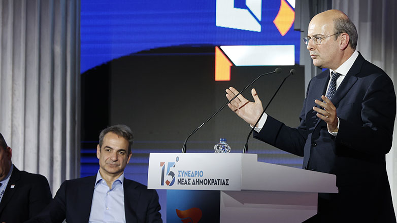 Χατζηδάκης στο συνέδριο της ΝΔ: «Η Ελλάδα από μαύρο πρόβατο, θεωρείται πλέον διεθνές success story»