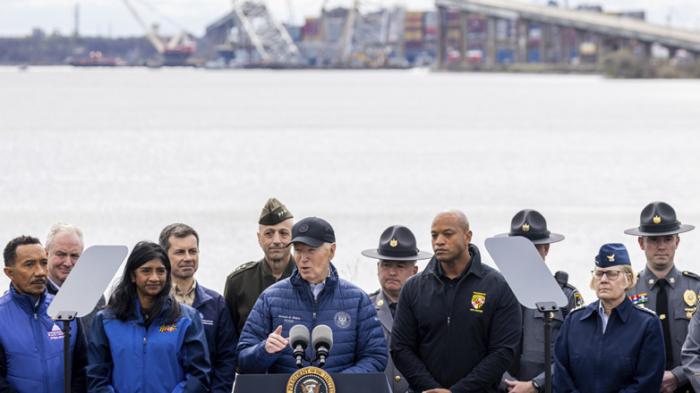 Ο Μπάιντεν δεσμεύεται για την άμεση ανακατασκευή της γέφυρας που κατέρρευσε στη Βαλτιμόρη Ο Μπάιντεν δεσμεύεται για την άμεση ανακατασκευή της γέφυρας που κατέρρευσε στη Βαλτιμόρη