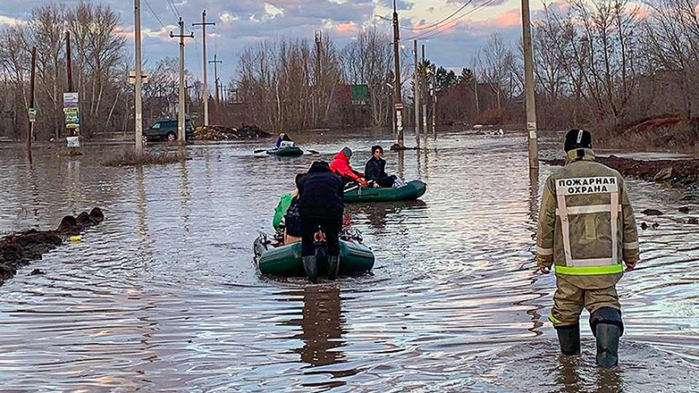 Ρωσία: Περισσότεροι από 4.000 άνθρωποι απομακρύνθηκαν έπειτα από τη ρήξη φράγματος στο Ορσκ Ρωσία: Περισσότεροι από 4.000 άνθρωποι απομακρύνθηκαν έπειτα από τη ρήξη φράγματος στο Ορσκ
