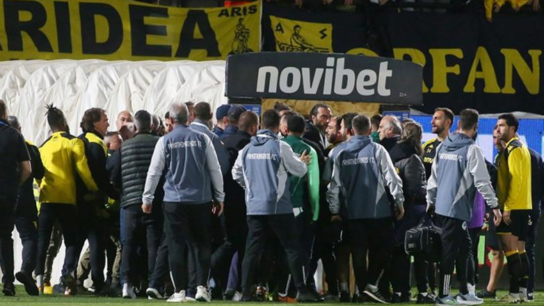 Μεγάλη ένταση στο ημίχρονο του αγώνα Άρης-Παναθηναϊκός με Ιωαννίδη, Μάντζιο και Δεληζήση!