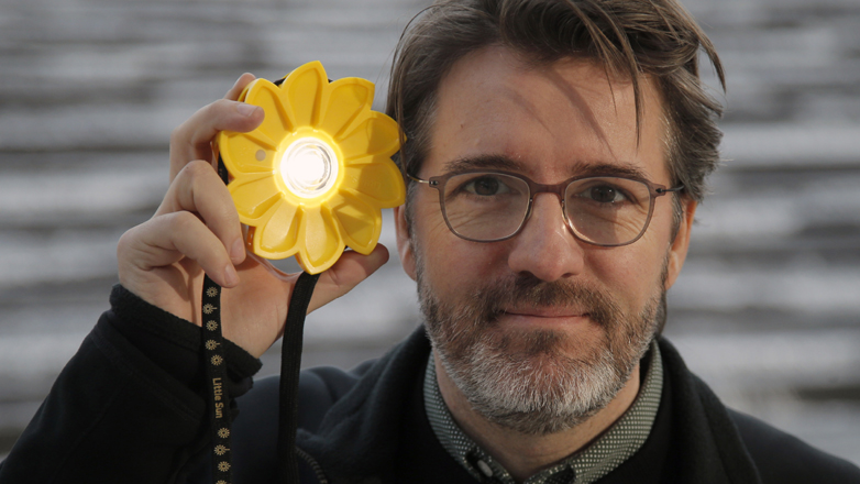 Ο Olafur Eliasson χορεύει πίσω από μία φωτεινή εγκατάσταση
