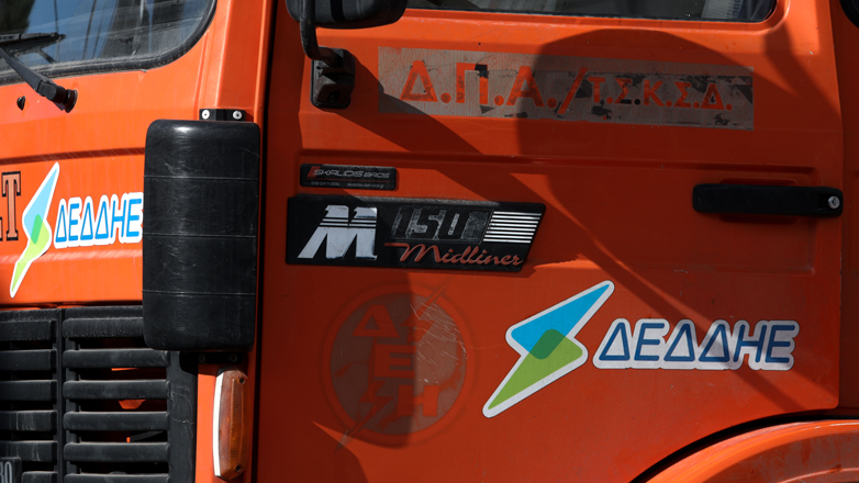 Πάτρα: Αυτοκίνητο πάτησε «γυμνό» καλώδιο υψηλής τάσης και έγινε… έκρηξη