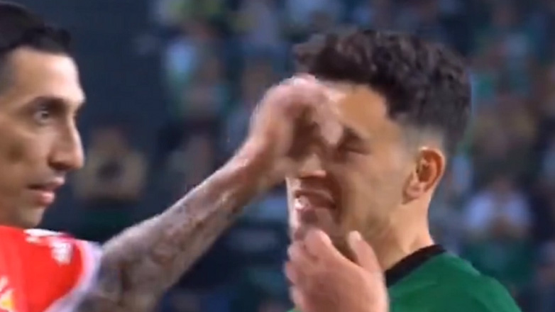 Ο Ντι Μαρία έριξε μπουνιά σε αντίπαλο του και διαιτητής και VARίστας έκαναν… νανάκια!