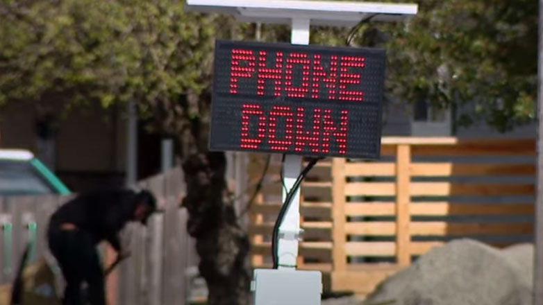 Έξυπνες πινακίδες κυκλοφορίας βλέπουν εάν ο οδηγός κρατάει το κινητό στο χέρι και τον προειδοποιούν