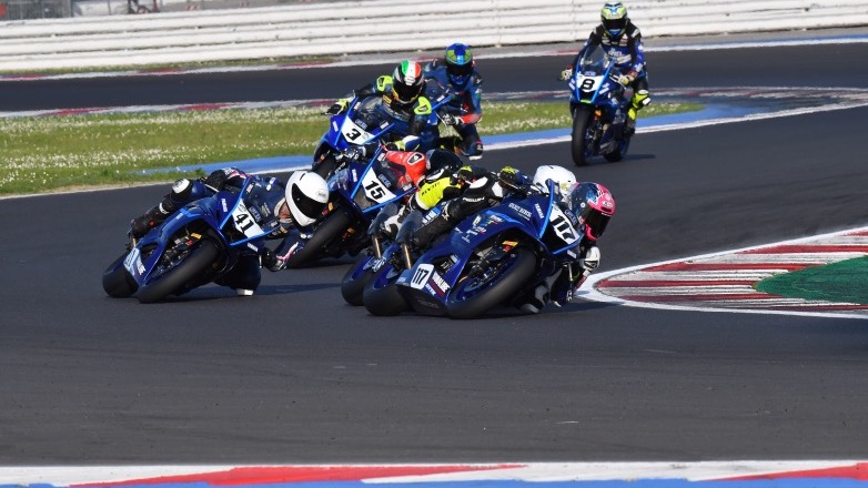 Ο Γιάννης Περιστεράς (41) στις μάχες του CIV Yamaha R7 Cup