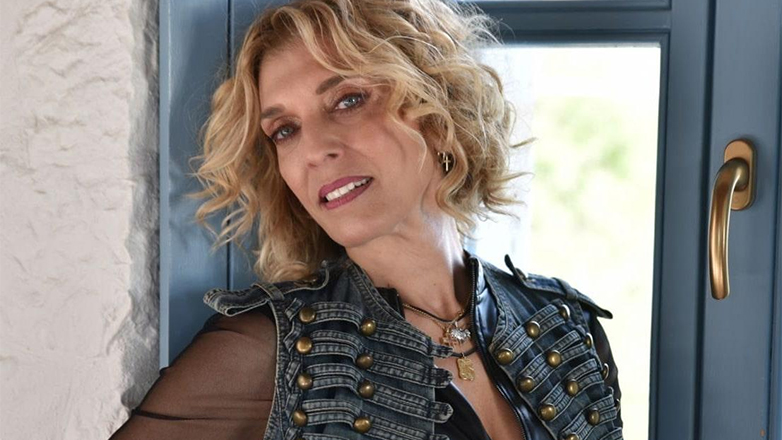 «Ψεύτικες αλήθειες»: To ξεχωριστό μήνυμα που στέλνει το νέο τραγούδι της Κρινιώς Νικολάου