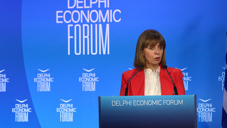 Φόρουμ των Δελφών – Σακελλαροπούλου: «Η Ελλάδα μετέχει ισότιμα στις εξελίξεις σε ευρωπαϊκό, περιφερειακό και διεθνές επίπεδο»