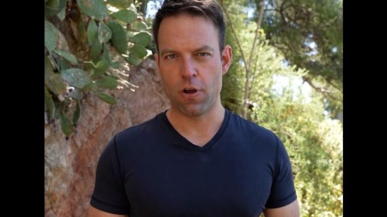 Κασσελάκης: «Πόσα αυτοκίνητα χρειάζεται ο πρωθυπουργός για να επισκεφτεί ένα σχολείο;»