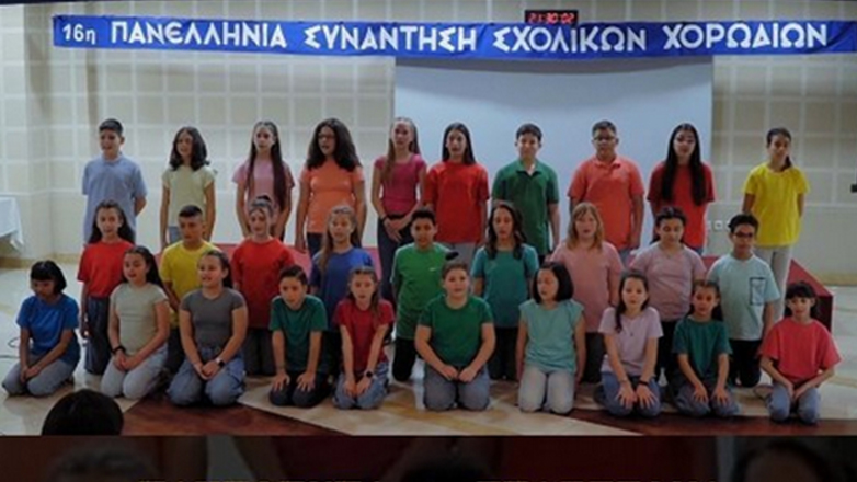 Καλλιθέα: Συγκινούν τα παιδιά δημοτικού που τραγουδάνε κατά της παιδικής κακοποίησης