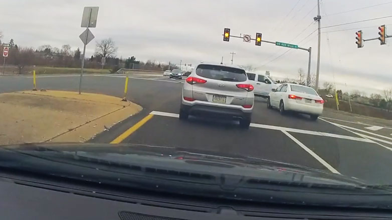 Παραχώρησε προτεραιότητα ενώ είχε πράσινο και προκάλεσε χάος (Βίντεο)