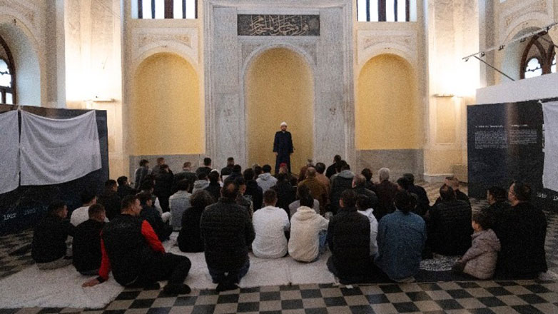 Μουσουλμάνοι προσκυνητές στο Γενί Τζαμί για τη λήξη του Ραμαζανιού