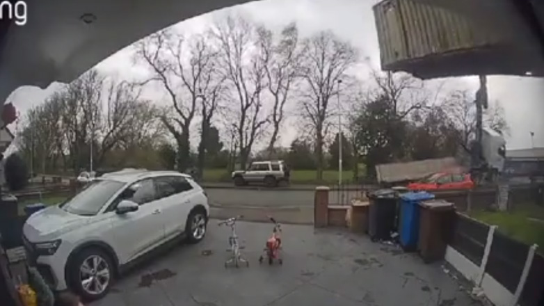 Κοντέινερ πέφτει πάνω σε σπίτι