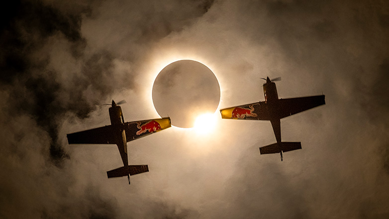 Πιλότοι «χορεύουν» στη σκιά της μεγαλύτερης έκλειψης ηλίου που έγινε ποτέ