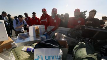 Πατερίτσες και κρουασάν σοκολάτας είναι μερικά από τα είδη βοήθειας στη Γάζα που έχει απορρίψει το Ισραήλ