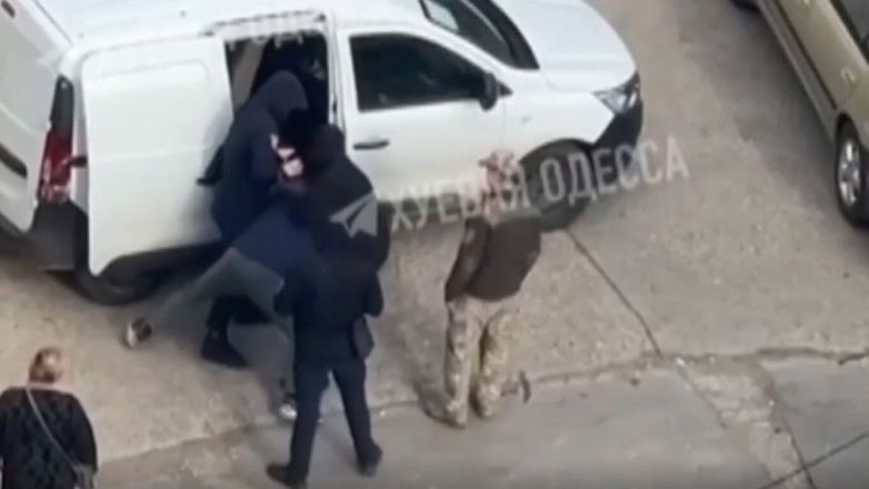 Ξυλοκοπούν Ουκρανούς που δεν θέλουν να επιστρατευτούν και προσπαθούν να διαφύγουν