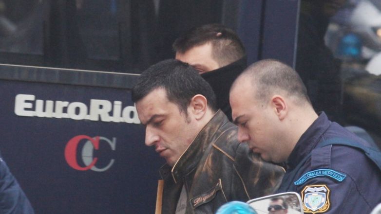 «Έμεινε» στις στροφές του Δομοκού η κλούβα που μετέφερε τον Αλκέτ Ριζάι