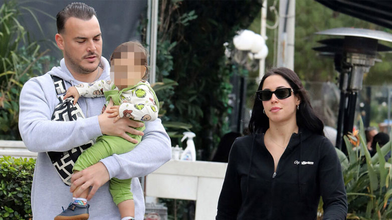 Σάκης Αρσενίου – Λαμπρινή Πλεύρη: Βόλτα στην Γλυφάδα με τον ενός έτους γιο τους