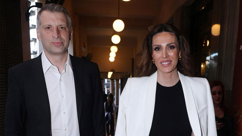 Βασιλική Τσεκούρα: Εντυπωσιακή η πρώην Μις Ελλάς με μαύρο midi φόρεμα στο πλευρό του συζύγου της