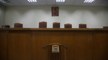 Λάρισα: Ηλικιωμένος κατηγορείται ότι προσπάθησε να φιλήσει κοριτσάκι