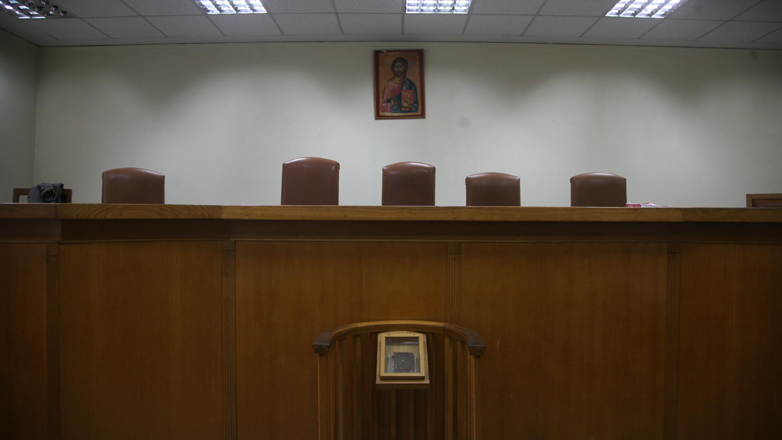 Λάρισα: Ηλικιωμένος κατηγορείται ότι προσπάθησε να φιλήσει κοριτσάκι