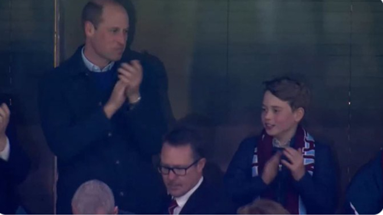 Ο πρίγκιπας Ουίλιαμ με τον γιο του Τζορτζ στο γήπεδο