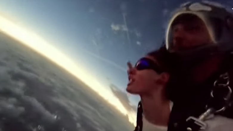 Αλεξιπτωτιστές είδαν την ολική ηλιακή έκλειψη πηδώντας από αεροπλάνο στο Τέξας