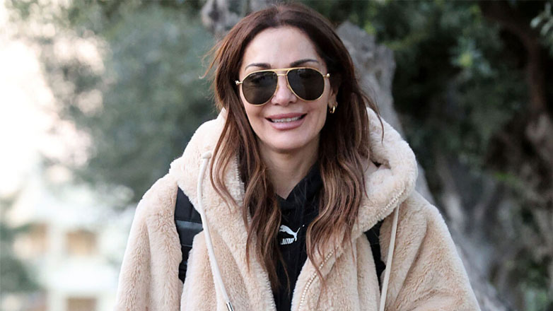 Δέσποινα Βανδή: Χαλαρή βόλτα στη Γλυφάδα με κολάν και αθλητικά