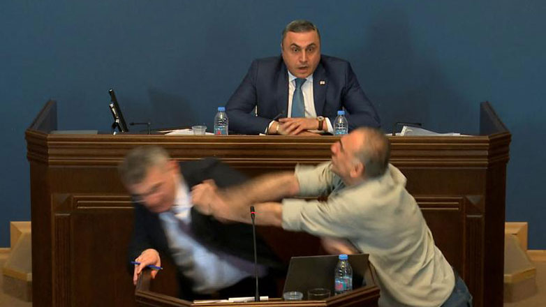 Γεωργία: Άγριο ξύλο στη Βουλή για το νομοσχέδιο περί «ξένων πρακτόρων» – Βίντεο