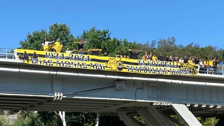 ΑΕΚ: Οπαδοί γιόρτασαν τα 100 χρόνια στα Τέμπη τιμώντας τους νεκρούς του δυστυχήματος