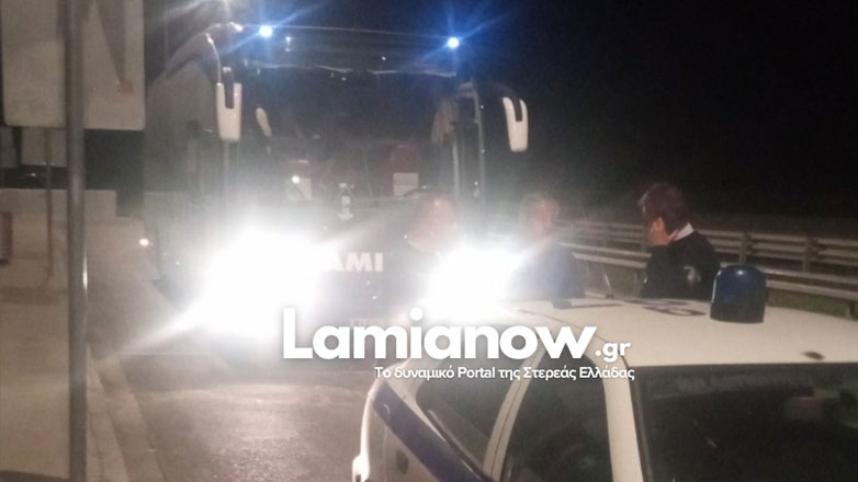 Επιτέθηκαν με πέτρες στο πούλμαν της Λαμίας