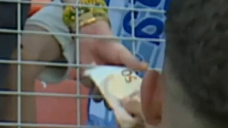 Απίστευτο: Παίκτης της Μάλαγα Β΄ ζήτησε και πήρε 50 ευρώ για να δώσει σε φίλαθλο τη φανέλα του!