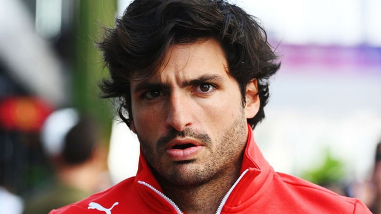 Δεκάδες ιταλικά δημοσιεύματα «στέλνουν» τον Carlos Sainz στη Mercedes στη θέση του Hamilton