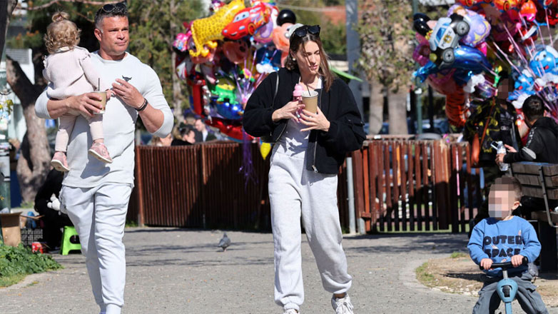 Κώστας Σόμμερ – Βαλεντίνη Παπαδάκη: Βόλτα στους δρόμους της Γλυφάδας με τα παιδιά τους