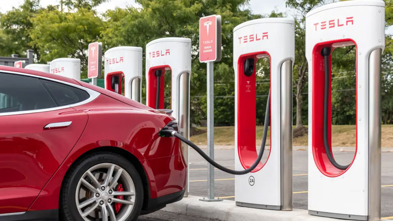 Η Tesla «άνοιξε» τους φορτιστές της για όλους – Δείτε σε ποια σημεία της Ελλάδα βρίσκονται αλλά και τις χρεώσεις
