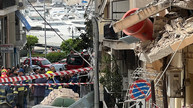 Νεκρός αστυνομικός που εργαζόταν και ως οδηγός από την κατάρρευση του κτηρίου στο Πασαλιμάνι