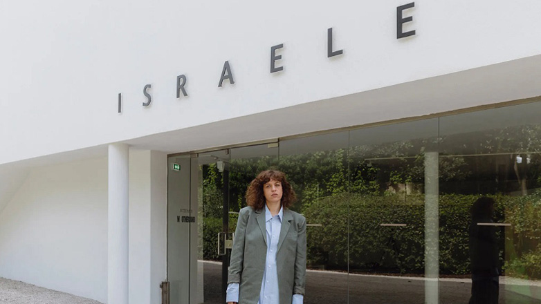 Ισραηλινή καλλιτέχνιδα κλείνει το σόου της στην Μπιενάλε, ζητώντας κατάπαυση του πυρός και απελευθέρωση ομήρων