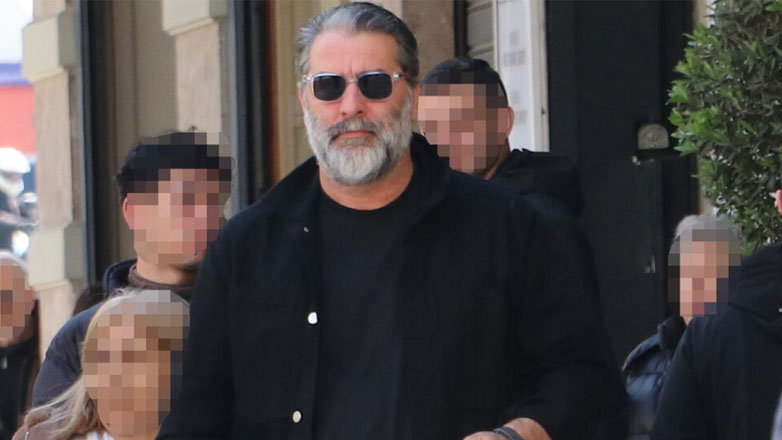 Βασίλης Μπισμπίκης: Βόλτα στο κέντρο της Αθήνας – Φανερά αδυνατισμένος μετά την περιπέτεια υγείας που είχε