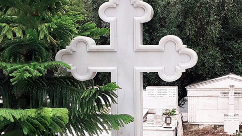 Θεσσαλονίκη: Πρωτοφανές επεισόδιο σε κηδεία – Άρπαξε μαρμάρινο σταυρό και χτύπησε τη νύφη του στο κεφάλι