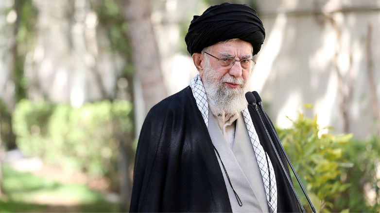 Ιράν: Ο κομβικός ρόλος του Χαμενεΐ και οι σχέσεις πάθους με τον λαό
