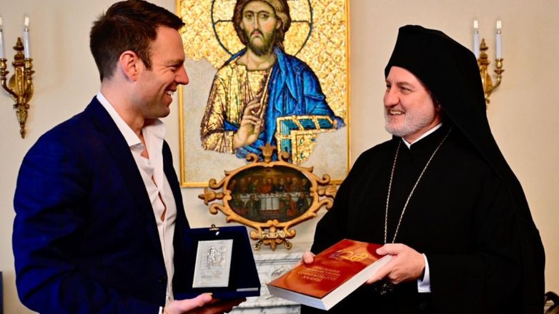 Κασσελάκης: «Σχηματίστηκε σταυρός από λάδι όταν βαφτίστηκα» – Αιχμές από Πολάκη και δημόσιο «ευχαριστώ» από Γεωργιάδη