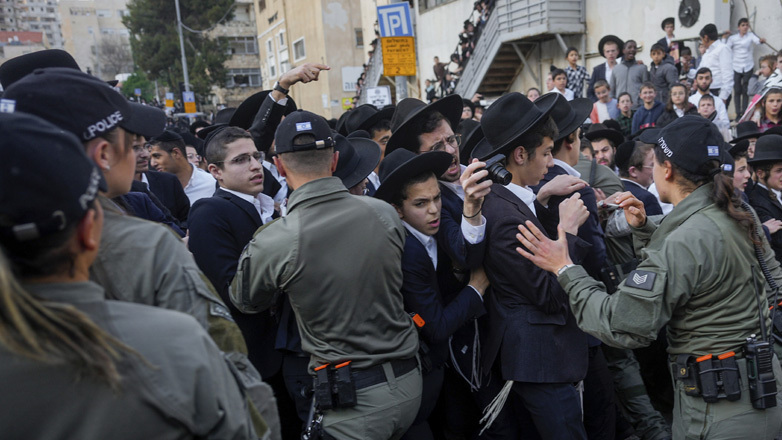 ​​​​​​​Υπερορθόδοξοι Εβραίοι συγκρούστηκαν με την αστυνομία προστατεύοντας Παλαιστίνιους