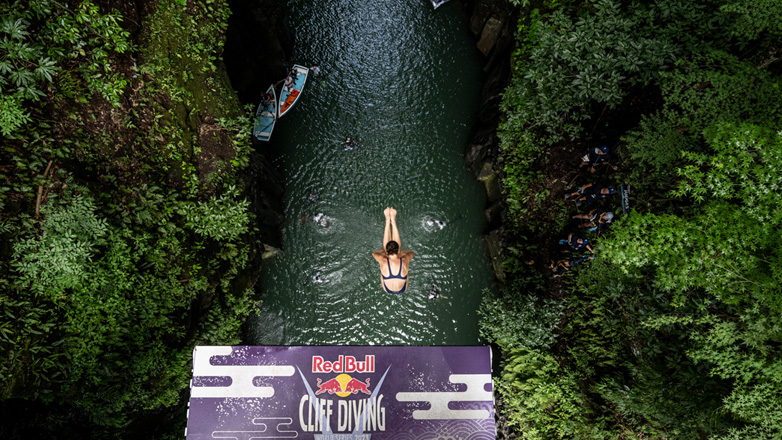 Οι 7 κορυφαίοι αθλητές του Red Bull Cliff Diving μας μιλούν για τις ξεχωριστές εμπειρίες τους