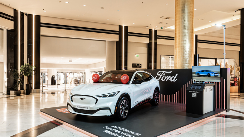 Η νέα Mustang Mach-E ηλεκτρίζει το stage της Ford στο Golden Hall