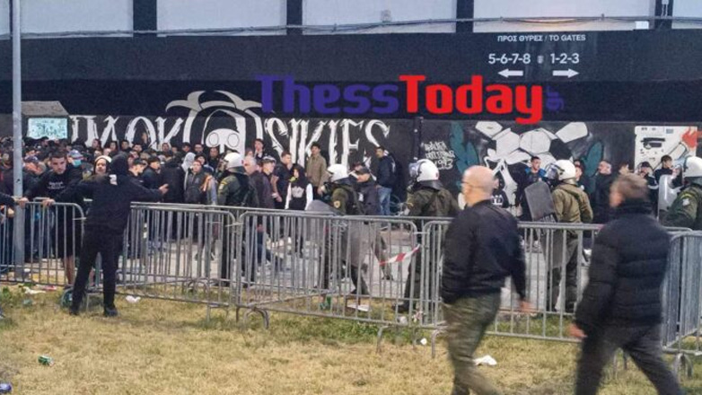 Ένταση έξω από το γήπεδο της Τούμπας με ΜΑΤ και oπαδούς του ΠΑΟΚ