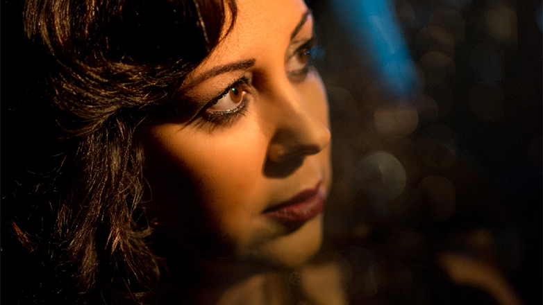 «Ερωτικά Μονοπάτια»: Η Διονυσία Καρόκη ερμηνεύει ερωτικά τραγούδια του ’60!